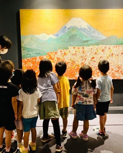 ［アートは誰のもの］  「アートは好きだけれど 子どもが生まれてから 美術館やギャラリーに行くのを遠慮しがち」  でもまっさらな目を持った子どもたちに ぜひ生でアートを体験して欲しい  子育て中でも自由に アートを楽しんで欲しい  沖縄のみなさんにも 生のアート体験をお届けしたい  活動初期から 「アートはみんなのものだ！」と 言い続けてきた アリカワコウヘイ！の たくさんの想いを込めて  ...